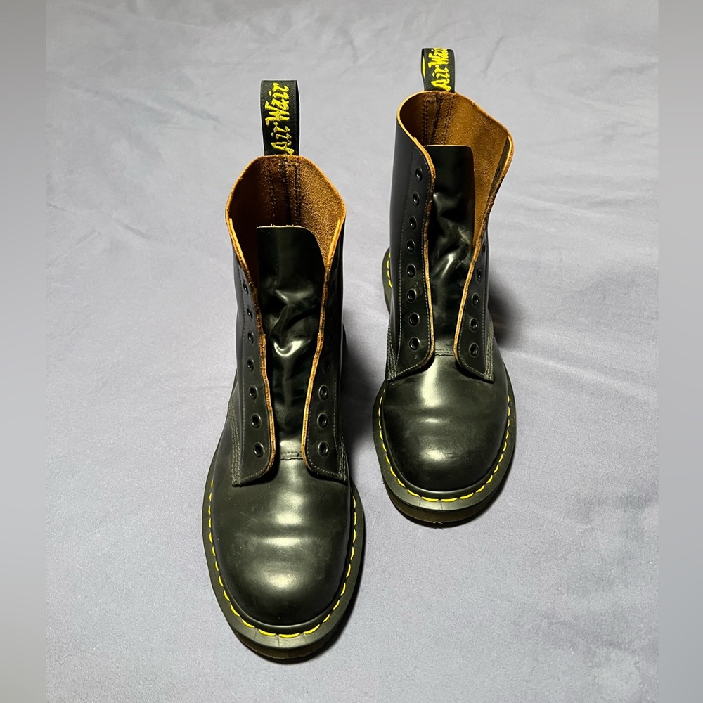 Dr Martens boots - size 8 Uk men - very good condition - no shoe laces